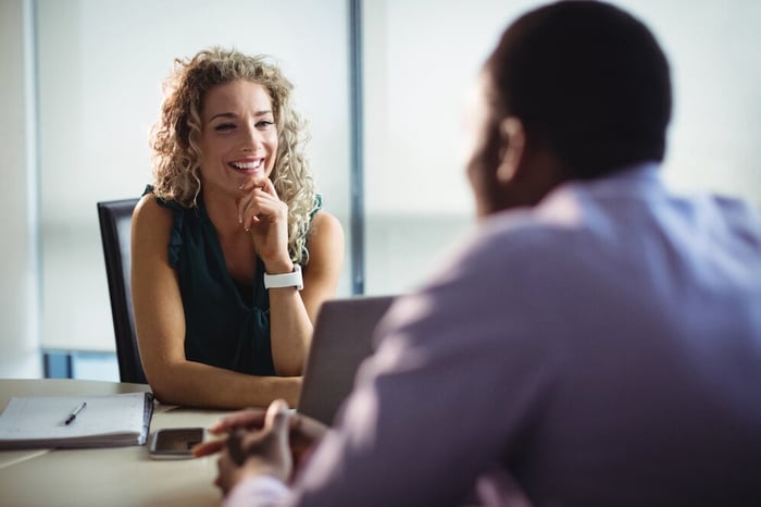 executivos-de-negocios-interagindo-uns-com-os-outros_107420-65765