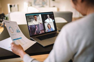 Como Fazer Coaching com Vendedores em um Espaço de Trabalho Híbrido
