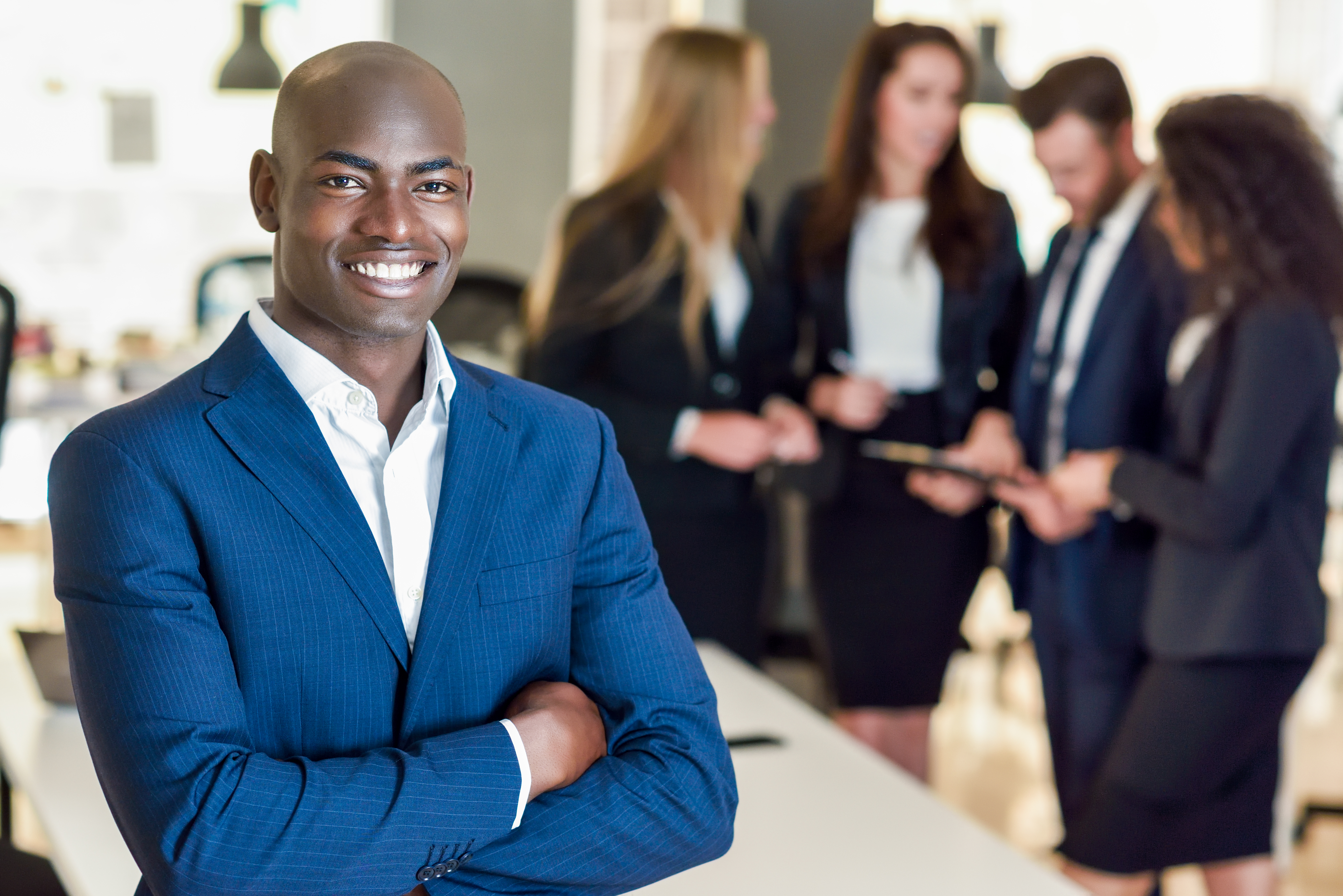 empresario-lider-em-escritorio-moderno-com-empresarios-trabalhando