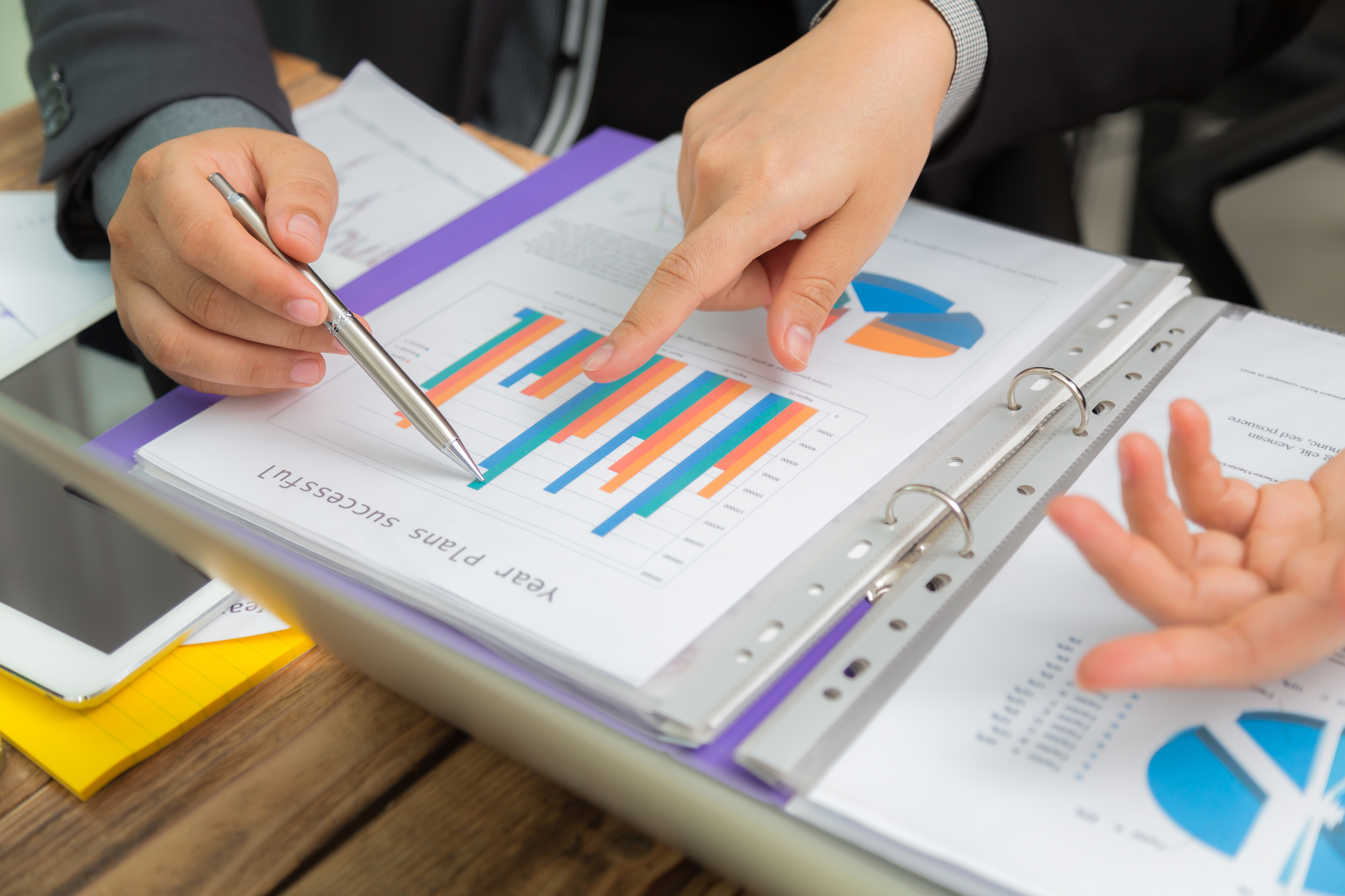 executivos-que-analisam-um-grafico-de-barras