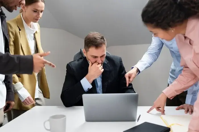 violencia-no-local-de-trabalho-ocorrendo-entre-colegas_23-2149361890
