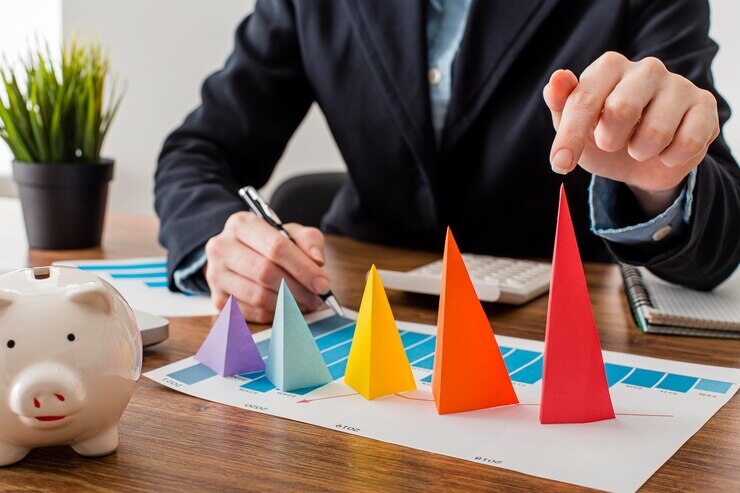 vista-frontal-do-empresario-com-cones-coloridos-que-representam-o-crescimento_23-2148780634